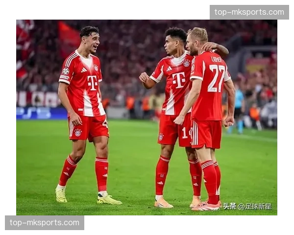 终场哨响，拜仁球员相拥庆祝，孔帕尼与教练组击掌相庆