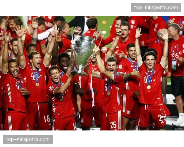 英超冠军奖杯现身阿提哈德球场，天王山之战前参与官方拍摄